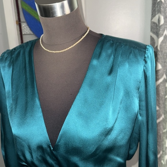 Bebe 100% Silk Long Sleeve Cropped Blouse - Picture 2 of 12